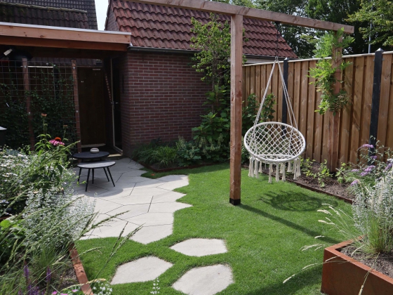 Moderne tuin met speelse vormgeving